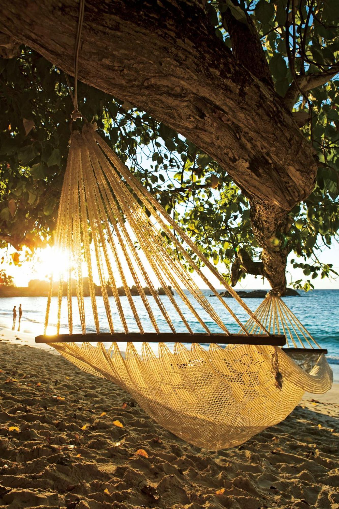 ホテル コンスタンス レムリア グラン・アンス エクステリア 写真 Hammock on a beach