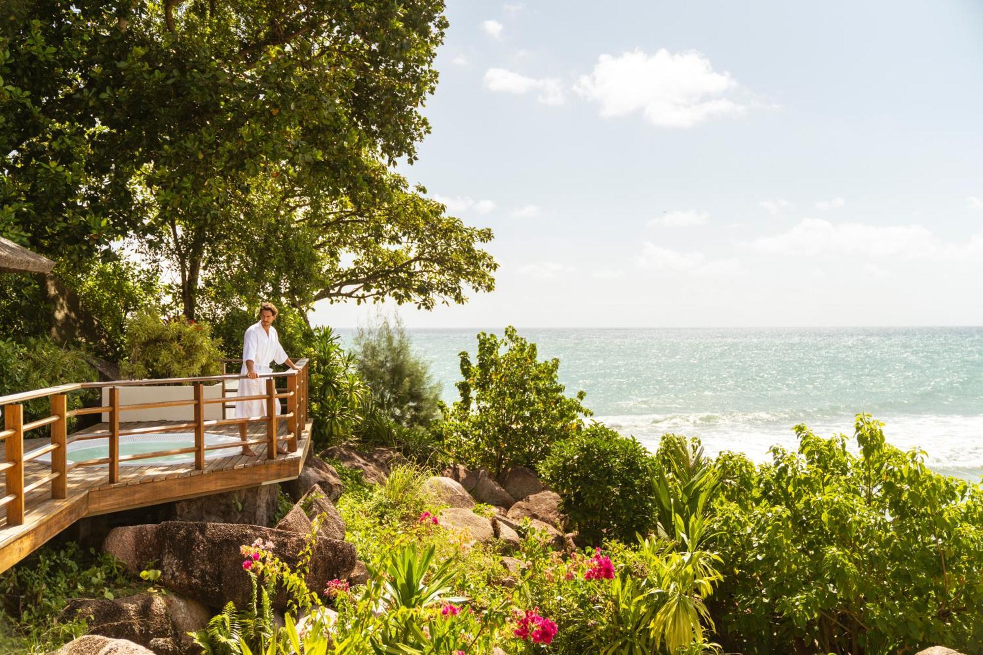 ホテル コンスタンス レムリア グラン・アンス エクステリア 写真 View of the Indian Ocean from the resort