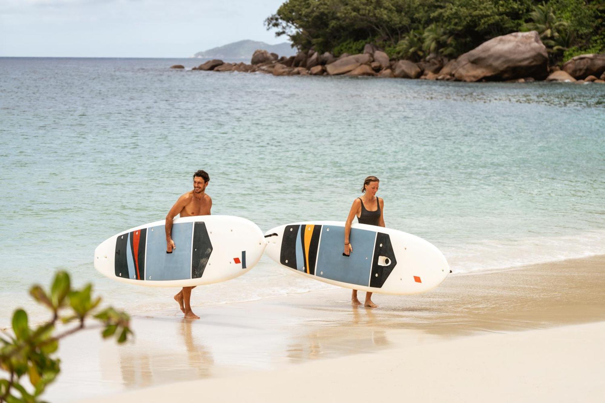 ホテル コンスタンス レムリア グラン・アンス エクステリア 写真 Stand up paddle boarders on a beach