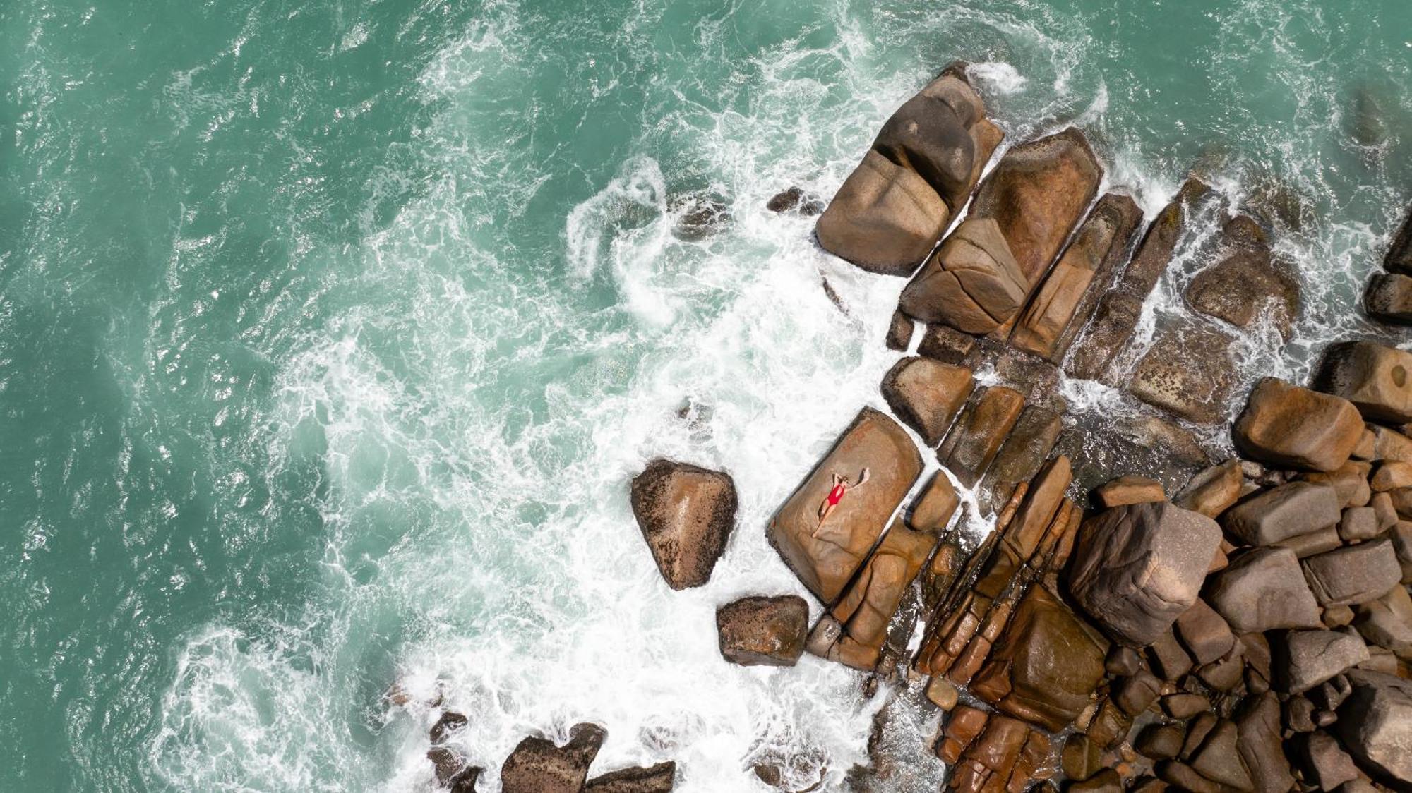 ホテル コンスタンス レムリア グラン・アンス エクステリア 写真 The rock formations at the coast of the island