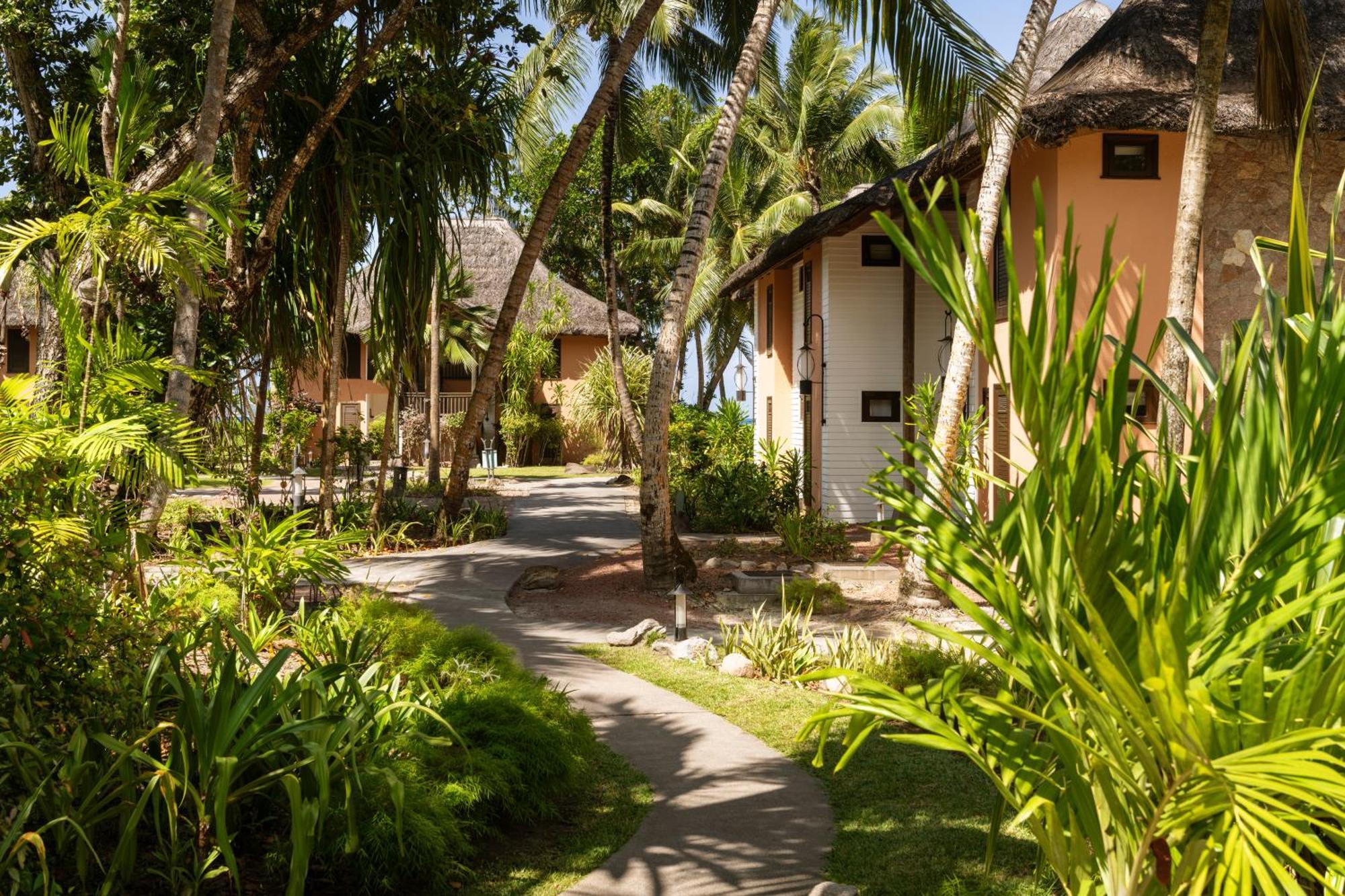 ホテル コンスタンス レムリア グラン・アンス エクステリア 写真 The resort's bungalows