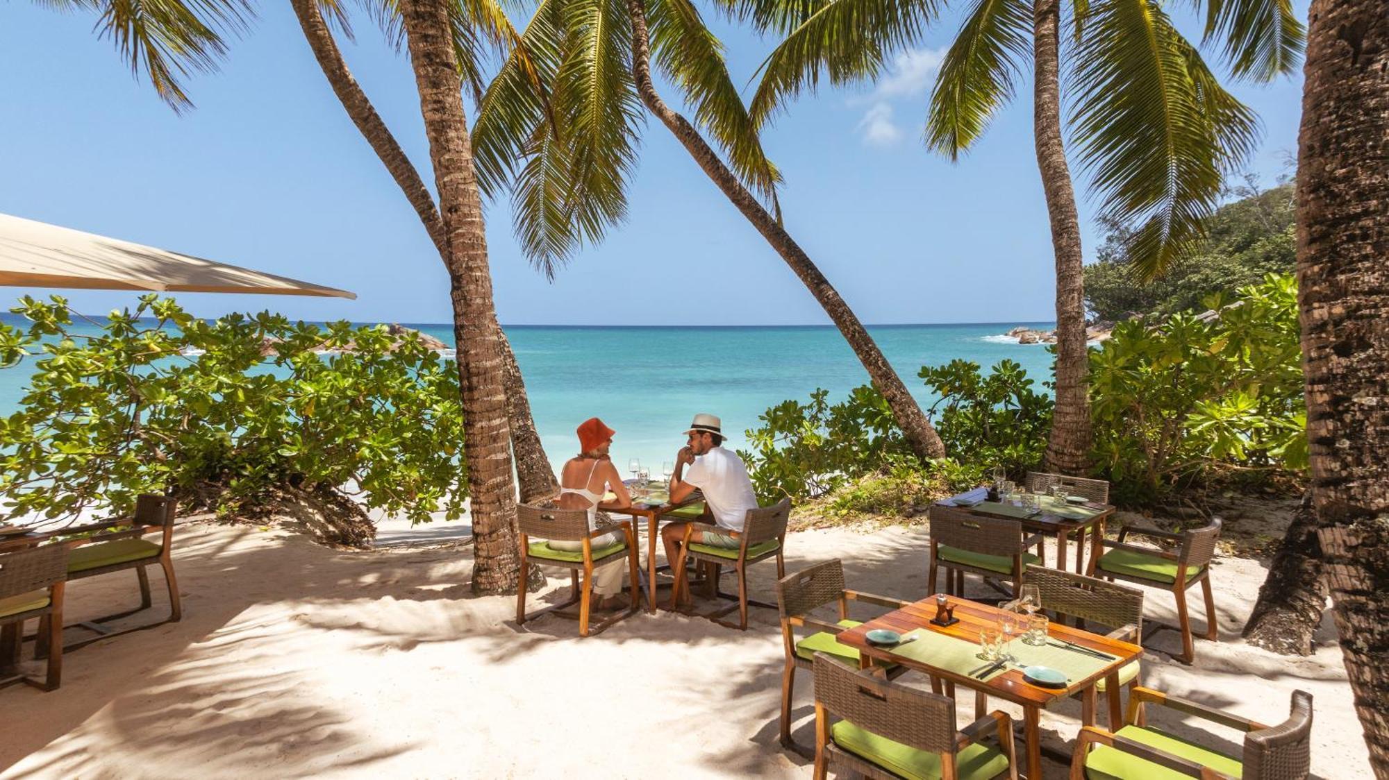 ホテル コンスタンス レムリア グラン・アンス エクステリア 写真 Beachfront dining at Sandals Halcyon Cove